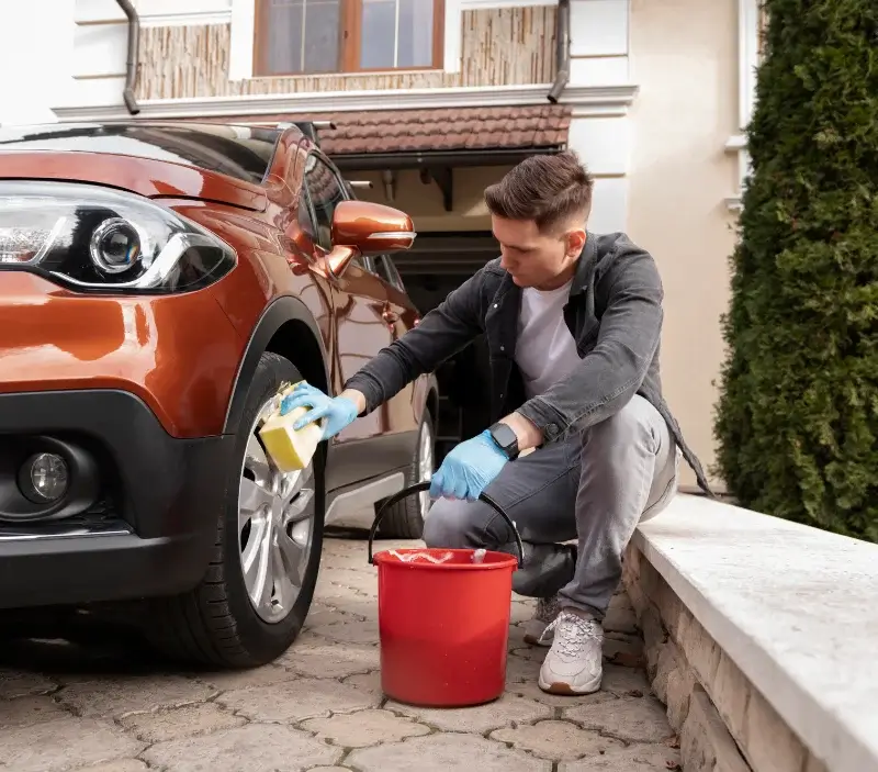 Lavage auto à domicile La Bazeuge : professionnel intervenant sur un véhicule